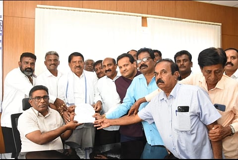 ಚಿಕ್ಕಬಳ್ಳಾಪುರ ಜಿಲ್ಲಾ ಹಾಲು ಸಹಕಾರ ಒಕ್ಕೂಟದ ನಿರ್ದೇಶಕ ಸ್ಥಾನಕ್ಕೆ ಕೆ.ವಿ.ನಾಗರಾಜ್ ಉಮೇದುವಾರಿಕೆ ಸಲ್ಲಿಸಿದರು.