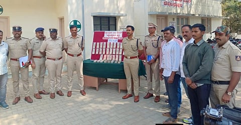ಆರೋಪಿಗಳಿಂದ ವಶಪಡಿಸಿಕೊಂಡು ಹಣ, ಮಾಲಿನೊಂದಿಗೆ ಎಸ್ಪಿ ಕುಶಾಲ್ ಚೌಕ್ಸೆ ಹಾಗೂ ಸಿಬ್ಬಂದಿ