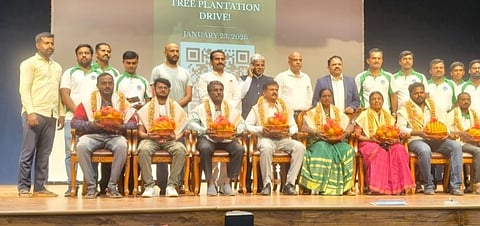 ಚಿಕ್ಕಬಳ್ಳಾಪುರದ ಕನ್ನಡ ಭವನದಲ್ಲಿ ಕೈಗೊಂಡಿದ್ದ ಕಾರ್ಯಕ್ರಮದಲ್ಲಿ ನಟ ಕಿಶೋರ್, ಬೆಂಗಳೂರು ಕೇಂದ್ರ ವಿವಿ ರಮೇಶ್, ಬೆಂಗಳೂರು ಉತ್ತರ ವಿವಿ ಕುಲಸಚಿವ ಎನ್.ಲೋಕನಾಥ್ ಮತ್ತಿತರರು ಇದ್ದರು. 