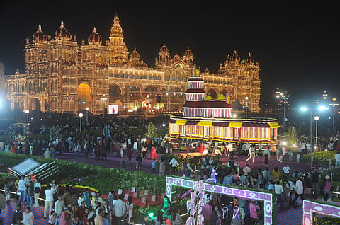 ಮೈಸೂರು ಅರಮನೆ ಆವರಣದಲ್ಲಿ ಏರ್ಪಡಿಸಿರುವ ಫಲಪುಷ್ಪ ಪ್ರದರ್ಶನಕ್ಕೆ ಸೇರಿರುವ ಜನಸ್ತೋಮ.