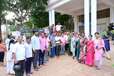 ಎಚ್.ವಿ.ರಾಜೀವ್ ಸ್ನೇಹ ಬಳಗದ ವತಿಯಿಂದ ಜೆ.ಪಿ.ನಗರದ ಪುಟ್ಟರಾಜ ಗವಾಯಿ ವಿವಿಧೋದ್ದೇಶ ಕ್ರೀಡಾಂಗಣದಲ್ಲಿ ಗಿಡಗಳನ್ನು ವಿತರಣೆ ಮಾಡಲಾಯಿತು. ಎಚ್.ವಿ.ರಾಜೀವ್, ಡಾ.ಸುಶೀಲಾ ನಾಗರಾಜ್, ಬಿ.ಎಲ್.ಭೈರಪ್ಪ, ನೀಲಾಂಬಿಕಾ, ಪುಟ್ಟರಾಜಪ್ಪ, ದೀಪಕ್, ಪ್ರೊ.ಕೃಷ್ಣ, ಹುಡ್ಕೋ ಕುಮಾರ್ ಇದ್ದರು.