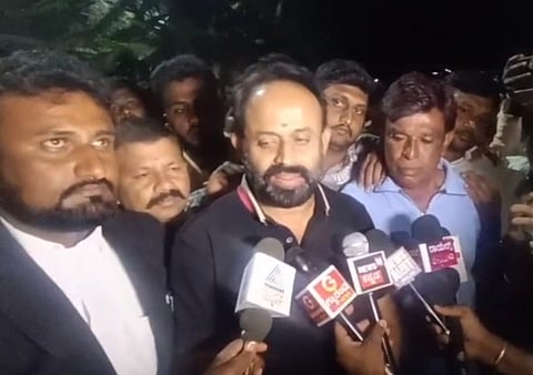 ರಾಜೀವ್ ಗೌಡ ಸುದ್ದಿಗಾರರೊಂದಿಗೆ ಮಾತನಾಡುತ್ತಿರುವುದು