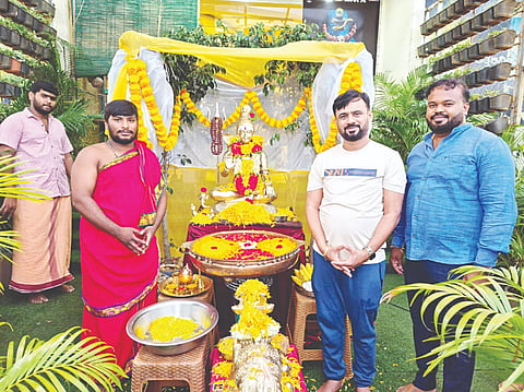 ನಗರದ ಹೆಬ್ಬಾಳದಲ್ಲಿ ಇರುವ ಬಸವಮಾರ್ಗ ವ್ಯಸನಮುಕ್ತ ಮತ್ತು ಪುನರ್ವಸತಿ ಕೇಂದ್ರದ ವತಿಯಿಂದ ಆಯೋಜಿಸಿದ್ದ ಕಾರ್ಯಕ್ರಮದಲ್ಲಿ ಶಿವನಿಗೆ ವಿಶೇಷ ಪೂಜೆ ಸಲ್ಲಿಸಲಾಯಿತು. ಎಸ್.ಬಸವರಾಜು, ಉದ್ಯಮಿ ಹೇಮಂತ್ ಇದ್ದರು.