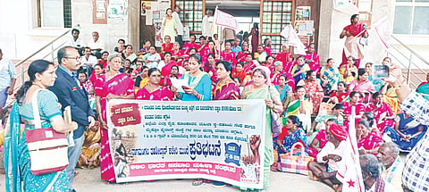 ನಾಗಮಂಗಲ ತಾಲೂಕು ಆಡಳಿತ ಸೌಧದ ಮುಂಭಾಗ ಅಖಿಲ ಭಾರತ ಜನವಾದಿ ಮಹಿಳಾ ಸಂಘಟನೆಯ ಕಾರ್ಯಕರ್ತರು ಸೋಮವಾರ ಪ್ರತಿಭಟನೆ ನಡೆಸಿ ತಹಸೀಲ್ದಾರ್‌ಗೆ ಮನವಿ ಸಲ್ಲಿಸಿದರು.