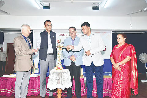 ಕುವೆಂಪುನಗರದ ಜೆಎಸ್‌ಎಸ್ ಕಾನೂನು ಕಾಲೇಜಿನಲ್ಲಿ ಆಯೋಜಿಸಿದ್ದ ‘ದೀಕ್ಷಾರಂಭ-2026’ ಉದ್ಘಾಟನಾ ಕಾರ್ಯಕ್ರಮದಲ್ಲಿ ಡಾ.ಸಿ.ಜಿ.ಬೆಟಸೂರ ಮಠ, ಪ್ರೊ.ಕೆ.ಎಸ್.ಸುರೇಶ್, ಎಚ್.ಎನ್.ವೆಂಕಟೇಶ್, ವಕೀಲ ಶಿವಪ್ರಸಾದ್ ಶಾಂತನಗೌಡರ್, ವಾಣಿ ಇದ್ದರು.