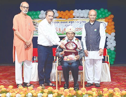 ನಗರದ ಶಾರದಾ ವಿಲಾಸ ಶಿಕ್ಷಣ ಸಂಸ್ಥೆಗಳ ಆವರಣದಲ್ಲಿ ಆಯೋಜಿಸಿದ್ದ ಸ್ವಾತಂತ್ರೊೃೀತ್ಸವದಲ್ಲಿ ನಿವೃತ್ತ ಮೇಜರ್ ಜನರಲ್ ಡಾ.ಮೋಹನ್ ಪಿ.ಮುತ್ತಗೀಕರ್ ಅವರನ್ನು ಸನ್ಮಾನಿಸಲಾಯಿತು. ಡಾ.ಬಿ.ಎಂ.ಸುಬ್ರಾಯ, ಆರ್.ದಿನೇಶ್, ನಾಗೇಶ್ ಹನಸೋಗೆ ಇತರರು ಇದ್ದರು. 
