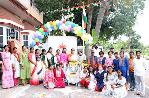 ನಗರದ ವಿಜಯನಗರ 2ನೇ ಹಂತದಲ್ಲಿರುವ ಸಮರ್ಥನಂ ಅಂಗವಿಕಲರ ಸಂಸ್ಥೆಯ ಶಾಲಾ ಆವರಣದಲ್ಲಿ ಸ್ವಾತಂತ್ರೃ ದಿನ ಸಂಭ್ರಮದಿಂದ ಆಚರಿಸಲಾಯಿತು.