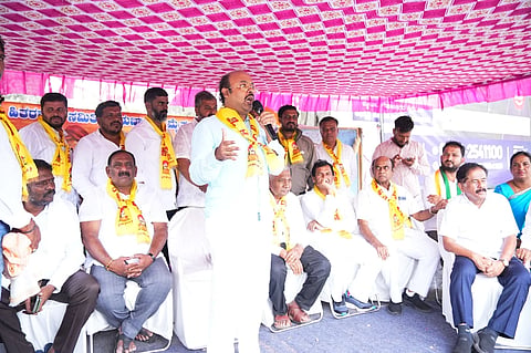 ಮೈಸೂರಿನ ಕುರುಬಾರಹಳ್ಳಿ ವೃತ್ತದಲ್ಲಿರುವ ಸಂಗೊಳ್ಳಿ ರಾಯಣ್ಣ ಪುತ್ಥಳಿಗೆ ನಗರಾಭಿವೃದ್ಧಿ ಸಚಿವ ಡಾ.ಯತೀಂದ್ರ ಸಿದ್ದರಾಮಯ್ಯ ಪುಷ್ಪಾರ್ಚನೆ ಸಲ್ಲಿಸಿದರು. 
