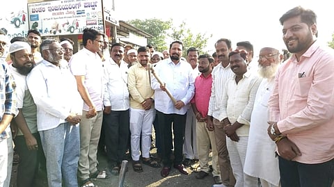 ಪಟ್ಟಣದ ಹಲ್ಯಾಳ ರಸ್ತೆಯಲ್ಲಿ ರಸ್ತೆ ವಿಸ್ತರಣೆ ಕಾಮಗಾರಿಗೆ ಶಾಸಕ ಲಕ್ಷ್ಮಣ ಸವದಿ ಭೂಮಿಪೂಜೆ ನೆರವೆರಿಸಿದರು. ಮಲ್ಲಿಕಾರ್ಜುನ ಮಗದುಮ್ಮ, ಎಸ್.ಆರ್.ಘೂಳಪ್ಪನವರ, ರವಿ ಬಡಕಂಬಿ, ನರಸು ಬಡಕಂಬಿ, ರಾಜು ಗುಡೋಡಗಿ ಇತರರಿದ್ದರು.