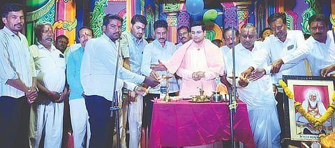 ಕೊಕಟನೂರ ಗ್ರಾಮದ ದಡಕೆ ತೋಟದ ಅಪ್ಪಯ್ಯ ಸ್ವಾಮೀಜಿ ಜಾತ್ರಾ ಮಹೋತ್ಸವದ ಅಂಗವಾಗಿ ಹಮ್ಮಿಕೊಂಡಿದ್ದ ರೈತನ ಮನೆತನ ನಾಟಕ ಪ್ರದರ್ಶನಕ್ಕೆ ಗಣ್ಯರು ಚಾಲನೆ ನೀಡಿದರು. ಡಾ.ವಿವೇಕಾನಂದ ದೇವರು, ಅಣ್ಣಪ್ಪ ಖೋತ, ಶಿವಗೌಡ ನೇಮಗೌಡ, ಯಶವಂತ ಪೋಳ ಇತರರಿದ್ದರು.