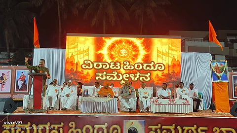 ಚಿಕ್ಕೋಡಿ ಪಟ್ಟಣದಲ್ಲಿ ಆಯೋಜಿಸಿದ್ದ ವಿರಾಟ ಹಿಂದು ಸಮ್ಮೇಳನದಲ್ಲಿ ಚಕ್ರವರ್ತಿ ಸೂಲಿಬೆಲೆ ಮಾತನಾಡಿದರು. ಸಂಪಾದನಾ ಸ್ವಾಮೀಜಿ, ಜಗದೀಶ ಕವಟಗಿಮಠ, ಸುಭಾಸ ಕೌಲಾಪುರೆ ಇತರರಿದ್ದರು.