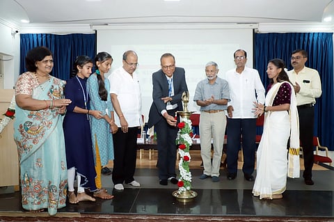 ನಗರದ ಕೆಎಲ್‌ಇ ಸಂಸ್ಥೆಯ ರಾಜಾ ಲಖಮಗೌಡ ವಿಜ್ಞಾನ ಮಹಾವಿದ್ಯಾಲಯದಲ್ಲಿ ಹಮ್ಮಿಕೊಂಡಿದ್ದ ಪದವಿಪೂರ್ವ ಅಂತರ ಕಾಲೇಜು ವಿಜ್ಞಾನ ಮತ್ತು ಸಾಂಸ್ಕೃತಿಕ ಹಬ್ಬ ಕಾರ್ಯಕ್ರಮವನ್ನು ಡಾ.ಜಿ.ಸುಬರ್ಣರಾಯ ಉದ್ಘಾಟಿಸಿದರು. ಮಹಾಂತೇಶ ಕವಟಗಿಮಠ, ಲಿಂಗೌಡ ದೇಸಾಯಿ, ಡಾ.ಜ್ಯೋತಿ ಕವಳೇಕರ, ವಿ.ಕೆ.ಗಾಣಿಗೇರ ಇತರರಿದ್ದರು.