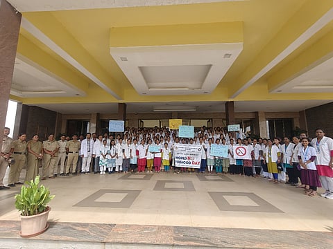 ಬೆಳಗಾವಿ: ತಂಬಾಕು ಸೇವನೆ ದೇಹ ಮತ್ತು ಮನಸ್ಸಿಗೆ ಅಪಾಯಕಾರಿಯಾಗಿದೆ ಎಂದು ಕೆಎಲ್​ಇ ಶತಮಾನೋತ್ಸವ ಚಾರಿಟಬಲ್​ ಆಸ್ಪತ್ರೆಯ ವೈದ್ಯಕಿಯ ಅಧೀಕ್ಷಕ ಡಾ.ಸಂಜಯ  ಕಂಬಾರ ಹೇಳಿದರು.  ನಗರದ ಕೆಎಲ್​ಇ ಶತಮಾನೋತ್ಸವ ಚಾರಿಟಬಲ್​ ಆಸ್ಪತ್ರೆ, ಕೆಎಲ್​ಇ ಸೆಂಟಿನರಿ ಇನ್​ಸ್ಟಿಟ್ಯೂಟ್​ ಆಫ್​ ನರ್ಸಿಂಗ್​ ಸೈನ್ಸ್​ ಸಹಯೋಗದಲ್ಲಿ ಬುಧವಾರ ವಿಶ್ವ ತಂಬಾಕುರಹಿತ ದಿನದ ಪ್ರಯುಕ್ತ ಹಮ್ಮಿಕೊಂಡಿದ್ದ ಜಾಗೃತಿ ರ್ಯಾಲಿ ಉದ್ಘಾಟಿಸಿ ಅವರು  ಮಾತನಾಡಿದರು.   ತಂಬಾಕು ಸೇವನೆ ವಿಶ್ವದಾದ್ಯಂತ ಲಾಂತರ ಜನರ ಆರೋಗ್ಯ ಹಾಳುಮಾಡುತ್ತಿರುವ ಗಂಭೀರ ಆರೋಗ್ಯ ಸಮಸ್ಯೆಯಾಗಿದೆ. ಧೂಮಪಾನ, ಗುಟ್ಕಾ, ಪಾನ್​ ಮಸಾಲಾ ಹಾಗೂ ಇತರ ತಂಬಾಕು ಉತ್ಪನ್ನಗಳ ಬಳಕೆಯಿಂದ ಕ್ಯಾನ್ಸರ್​, ಹೃದಯ, ಶ್ವಾಸಕೋಶ ಕಾಯಿಲೆಗಳು ಸೇರಿದಂತೆ ಅನೇಕ ಜೀವಘಾತಕ ರೋಗಗಳು ಉಂಟಾಗುತ್ತವೆ ಎಂದರು.  ಕೆಎಲ್​ಇ ಸೆಂಟಿನರಿ ಇನ್​ಸ್ಟಿಟ್ಯೂಟ್​ ಆಫ್​ ನರ್ಸಿಂಗ್​ ಸೈನ್ಸ್​ ಕಾಲೇಜಿನ ಪ್ರಾಂಶುಪಾಲ ಡಾ.ವಿಕ್ರಾಂತ ನೇಸರಿ ಮಾತನಾಡಿ, ಆರೋಗ್ಯಯುತ ಸಮಾಜ ನಿರ್ಮಾಣದಲ್ಲಿ ಎಲ್ಲರ ಪಾತ್ರ ಅಗತ್ಯವಾಗಿದೆ ಎಂದರು. ಆಸ್ಪತ್ರೆ ಮುಖ್ಯ ಕಾರ್ಯನಿರ್ವಹಣಾ ಅಧಿಕಾರಿ ನವೀನ ಎನ್​. ಮಾತನಾಡಿ, ಆರೋಗ್ಯಕರ ಸಮಾಜ ನಿರ್ಮಾಣಕ್ಕಾಗಿ ಯುವಜನರು ತಂಬಾಕು ಹಾಗೂ ಇತರ ವ್ಯಸನಕಾರಿ ಪದಾರ್ಥಗಳಿಂದ ದೂರವಿರಬೇಕು ಎಂದರು.  ರಾಜು ಭಾತಖಂಡೆ, ಗಿರೀಶ ದೊಂಗಡಿ ಇತರರಿದ್ದರು.