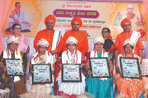 ಅಥಣಿ ಮೋಟಗಿಮಠದ ಬಸವ ಸಂಸ್ಕೃತಿ ಮೇಳದಲ್ಲಿ ಸಾಧಕ ಮಹಿಳೆಯರಿಗೆ ಅವರಿಗೆ ಮುಕ್ತಾಯಿ ಮಹಿಳಾ ರತ್ನ ಪ್ರಶಸ್ತಿ ವಿತರಿಸಲಾಯಿತು. ಡಾ.ಅಲ್ಲಮಪ್ರಭು ಸ್ವಾಮೀಜಿ, ಪ್ರಭುಚನ್ನಬಸವ ಸ್ವಾಮೀಜಿ, ಮಹಾಂತ ಸ್ವಾಮೀಜಿ, ನೀಲಗಂಗಾ ಚರಂತಿಮಠ, ಗುರುದೇವಿ ಹುಲ್ಲೆಪ್ಪನವರಮಠ ಇತರರಿದ್ದರು.