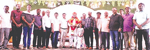 ಅಥಣಿ ಕೃಷ್ಣಾ ಸಹಕಾರ ಸಕ್ಕರೆ ಕಾರ್ಖಾನೆಯಲ್ಲಿ ಜನ್ಮದಿನದ ಅಂಗವಾಗಿ ಪರಪ್ಪ ಸವದಿ ಅವರನ್ನು ಸನ್ಮಾನಿಸಲಾಯಿತು. ಸಿ.ಎಸ್.ಪಾಟೀಲ, ಎಸ್.ಎ.ಠಕ್ಕಣವರ, ವಿನಾಯಕ ಮನಗೂಳಿ, ಮಲ್ಲೇಶ ಸವದಿ, ಸಿ.ಬಿ.ಪಾಶ್ಚಾಪೂರೆ ಇತರರಿದ್ದರು.