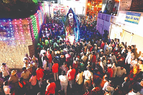 ಅಥಣಿ ಗಚ್ಚಿನಮಠದ ಜಾತ್ರೆ ಅಂಗವಾಗಿ ರಥೋತ್ಸವ ಜರುಗಿತು.