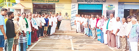 ಬನ್ನೂರು ಸಮೀಪದ ಯಾಚೇನಹಳ್ಳಿ ಗ್ರಾಮದಲ್ಲಿ ದಿ.ಎಚ್.ಎಸ್.ಮಹದೇವ ಪ್ರಸಾದ್ ಅವರ ಪುಣ್ಯ ಸ್ಮರಣೆ ಕಾರ್ಯಕ್ರಮ  ನಡೆಯಿತು. ವೈ.ಎನ್.ಶಂಕರೇಗೌಡ, ಆರ್.ಶಂಕರೇಗೌಡ, ವೈ.ಎಂ.ಚಂದ್ರು, ನಾಜೀಂ ಉದ್ದೀನ್, ವೈ.ಕೆ.ಕ್ಯಾತೇಗೌಡ ಇದ್ದರು.
