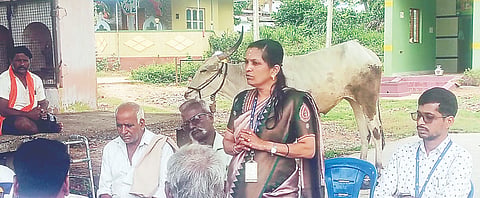 ಬನ್ನೂರಿನ ಸಮೀಪದಲ್ಲಿನ ಕುಪ್ಯ ಗ್ರಾಮದಲ್ಲಿ ನಮ್ಮ ಊರು ನಮ್ಮ ಕೆರೆ ಯೋಜನೆಯ ಸಮಿತಿ ರಚನೆಯ ಕಾರ್ಯಕ್ರಮದಲ್ಲಿ ತಾಲೂಕು ಯೋಜನಾಧಿಕಾರಿ ಉಮಾವತಿ ಮಾತನಾಡಿದರು. ಕೃಷಿ ಮೇಲ್ವಿಚಾರಕ ಮಂಜುನಾಥ್, ಪುಷ್ಪರಾಜ್ ಸೇರಿದಂತೆ ಪ್ರಮುಖರು ಇದ್ದರು.