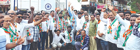 ಜೇವರ್ಗಿ ಶಾಸಕ ಡಾ.ಅಜಯಸಿಂಗ್​ ರಾಜ್ಯದ ನೂತನ ಸಚಿವರಾಗಿ ಪ್ರಮಾಣ ವಚನ ಸ್ವೀಕರಿಸಿದ ಹಿನ್ನೆಲೆಯಲ್ಲಿ  ಬಸವಕಲ್ಯಾಣದ ಅಂಬೇಡ್ಕರ್​ ವೃತ್ತದ ಹತ್ತಿರ ಸೋಮವಾರ ತಾಲೂಕಿನ ಕಾಂಗ್ರೆಸ್​ ಪಕ್ಷದ ಕಾರ್ಯಕರ್ತರು ಮತ್ತು ಮಾಜಿ ಎಂಎಲ್ಸಿ ವಿಜಯಸಿಂಗ್​ ಅಭಿಮಾನಿ ಬಳಗದಿಂದ ಫಟಾಕಿ ಸಿಡಿಸಿ, ಸಿಹಿಹಂಚಿ ಸಂಭ್ರಮಾಚರಣೆ ಮಾಡಿದರು.