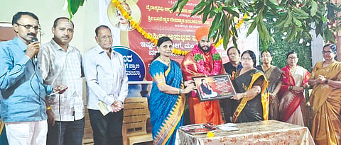 ಬಸವಕಲ್ಯಾಣದ ಚೌಕಿಮಠದಲ್ಲಿ ಭಾನುವಾರ ಆಯೋಜಿಸಿದ್ದ ಮಹಿಳಾ ಅನುಭವ ಮಂಟಪ ಗೋಷ್ಠಿ ಕಾರ್ಯಕ್ರಮದಲ್ಲಿ ಶ್ರೀ ಶಿವಲಿಂಗ ಮಹಾಸ್ವಾಮೀಜಿ ಅವರನ್ನು ಸನ್ಮಾನಿಸಲಾಯಿತು. ಸುಲೋಚನಾ ಮಾಮಾ, ಅನೀಲಕುಮಾರ ರಗಟೆ, ಡಾ.ಶಾಂತಾ ದುರ್ಗೆ,  ಡಾ.ಎಸ್​.ಬಿ ದುರ್ಗೆ, ಡಾ.ಮಹೇಶ ಪಾಟೀಲ್​, ರಾಜೇಶ್ವರಿ ಖೂಬಾ, ನಿರ್ಮಲಾ ಶಟಗಾರ ಇದ್ದರು.