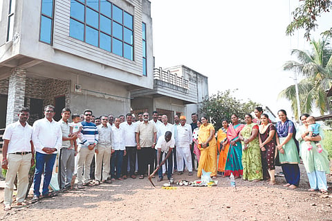 ಬೋರಗಾಂವನಲ್ಲಿ ಹಮ್ಮಿಕೊಂಡಿದ್ದ ವಿವಿಧ ಅಭಿವೃದ್ಧಿ ಕಾಮಗಾರಿಗಳಿಗೆ ಪಿಂಟು ಕಾಂಬಳೆ ಚಾಲನೆ ನೀಡಿದರು. ಉತ್ತಮ ಪಾಟೀಲ, ಭಾರತಿ ವಾಸವಾಡೆ, ಪ್ರದೀಪ ಮಾಳಿ, ಅಭಯಕುಮಾರ ಮಗದುಮ್ಮ, ಶೋಭಾ ಹವಲೆ ಇತರರಿದ್ದರು.