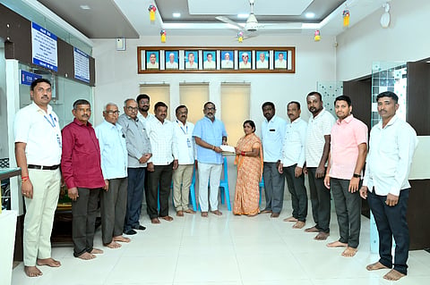 ಬೋರಗಾಂವ ಪಟ್ಟಣದ ಕೃಷಿ ಪತ್ತಿನ ಸಹಕಾರ ಸಂಘದ ಸದಸ್ಯ ಶಿವಾನಂದ ಮಾಳಿ ಇತ್ತೀಚೆಗೆ ನಿಧನರಾದ ಹಿನ್ನೆಲೆ ವಾರಸುದಾರ ಅಕ್ಕಾತಾಯಿ ಮಾಳಿ ಅವರಿಗೆ ಉತ್ತಮ ಪಾಟೀಲ 1 ಲಕ್ಷ ರೂ. ಚೆಕ್ ವಿತರಿಸಿದರು. ಸುಮಿತ ರೊಡ್ಡ, ರಾವಸಾಹೇಬ ಚೌಗುಲೆ, ಪ್ರದೀಪ ಮಾಳಿ ಇತರರಿದ್ದರು.