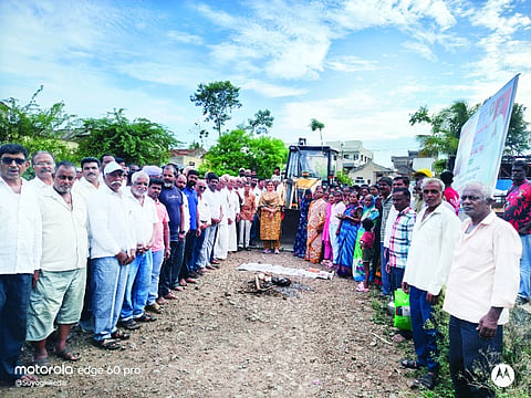 ಬೋರಗಾಂವದ ಪಾನಂದಿ ರಸ್ತೆ ಕಾಮಗಾರಿಗೆ ಶಾಸಕಿ ಶಶಿಕಲಾ ಜೊಲ್ಲೆ ಚಾಲನೆ ನೀಡಿದರು. ಜಯಕುಮಾರ ಖೋತ, ಶರದ ಜಂಗಟೆ, ಅಜಿತ ತೆರದಾಳೆ, ಬಾಳಾಸಾಹೇಬ ಕದಮ ಇತರರಿದ್ದರು.