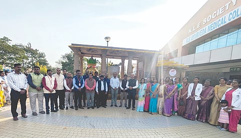 ಚಿಕ್ಕೋಡಿಗೆ ಆಗಮಿಸಿದ ಆಯುರ್ವೇದ ರಥಯಾತ್ರೆಯನ್ನು ಡಾ.ಕಿರಣ ಮುತ್ನಾಳಿ ಬರಮಾಡಿಕೊಂಡರು. ಡಾ.ಸೂರಜ ಕುಂಬಾರ ಇತರರಿದ್ದರು.