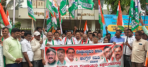 ಬಾಶೆಟ್ಟಿಹಳ್ಳಿ ಪಪಂ ಮುಂದೆ ಹಮ್ಮಿಕೊಂಡಿದ್ದ ಪ್ರತಿಭಟನೆಯಲ್ಲಿ ಮಾಜಿ ಶಾಸಕ ವೆಂಕಟರಮಣಯ್ಯ,  ಜಿಲ್ಲಾ ಕಾಂಗ್ರೆಸ್​ ಪ್ರಚಾರ ಸಮಿತಿ ಅಧ್ಯಕ್ಷ ಜಿ.ಲಕ್ಷಿ$್ಮಪತಿ, ಮುಖಂಡರಾದ ಅಪ್ಪಿ ವೆಂಕಟೇಶ್​, ಮುನಿರಾಜು, ಅಂಜನಮೂರ್ತಿ, ರಾಜಣ್ಣ, ಕೃಷ್ಣಮೂರ್ತಿ, ನಾಗರತ್ನಮ್ಮ ಇದ್ದರು.