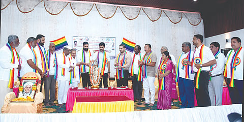 ಗೋಕಾಕ ನಗರದಲ್ಲಿ ಹಮ್ಮಿಕೊಂಡಿದ್ದ ಒಂದು ದಿನದ ರಾಜ್ಯ ಮಟ್ಟದ ತರಬೇತಿ ಕಾರ್ಯಾಗಾರವನ್ನು ಡಿಸಿಸಿ ಬ್ಯಾಂಕ್ ನಿರ್ದೇಶಕ ರಾಹುಲ ಜಾರಕಿಹೊಳಿ ಉದ್ಘಾಟಿಸಿದರು. ಸರ್ವೋತ್ತಮ ಜಾರಕಿಹೊಳಿ, ಬಸಗೌಡ ಪಾಟೀಲ, ಶಿವಪ್ಪ ಮರ್ದಿ ಇತರರಿದ್ದರು.