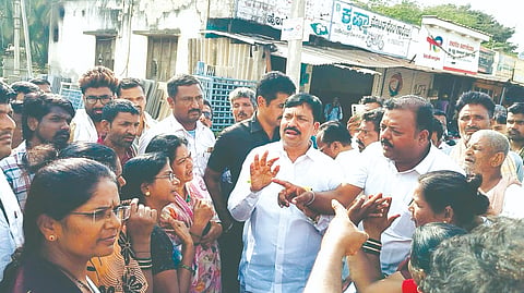 ಗುತ್ತಲದ ಪಿಎಂಶ್ರೀ ಸರ್ಕಾರಿ ಪ್ರಾಥಮಿಕ ಶಾಲೆಯ ಎದುರು ಮೀನು ಹಾಗೂ ಮಾಂಸದ ಅಂಗಡಿ ತೆರವುಗೊಳಿಸುವಂತೆ ಶಾಸಕ ರುದ್ರಪ್ಪ ಲಮಾಣಿ ಅವರಿಗೆ ಸಾರ್ವಜನಿಕರು ಮನವಿ ಸಲ್ಲಿಸಿದರು. ಶರಣಮ್ಮ ಕಾರಿ, ಪ್ರದೀಪ ಸಾಲಗೇರಿ, ಚನ್ನಪ್ಪ ಬನ್ನಿಮಟ್ಟಿ ಇತರರಿದ್ದರು.