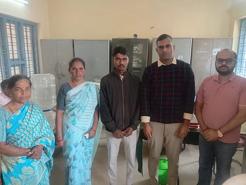  ಚನ್ನರಾಯಪಟ್ಟಣ ತಾಲೂಕಿನ ಅರೆಕಲ್ಲು ಹೊಸಳ್ಳಿಯ ಜಯಮ್ಮ ಅವರ ಖಾತೆಗೆ ತಪ್ಪಾಗಿ ಸಂದಾಯವಾಗಿದ್ದ ಪರಿಹಾರ 5 ಲಕ್ಷ ರೂ.ಗಳ ಚೆಕ್‌ಅನ್ನು ವಾಪಸ್ ಪಡೆದು ನಿಜವಾದ ಫಲಾನುಭವಿ ಹಳೇಕುಂಚೆ ಗ್ರಾಮದ ಮೃತ ರೈತನ ಪತ್ನಿ ಜಯಮ್ಮ ಅವರಿಗೆ ಹಸ್ತಾಂತರಿಸಲಾಯಿತು. ಕೃಷಿ ವ್ಯವಸ್ಥಾಪಕ ರಾಹುಲ್ ಪ್ರಕಾಶ್, ವಿಎ ನವೀನ್ ಇದ್ದರು.
