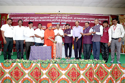 ಹಾರೂಗೇರಿಯ ಜನತಾ ಶಿಕ್ಷಣ ಸಂಸ್ಥೆಯಲ್ಲಿ ಹಮ್ಮಿಕೊಂಡಿದ್ದ ಸಾಂಸ್ಕೃತಿಕ ಹಾಗೂ ಕ್ರೀಡಾ ಚಟುವಟಿಕೆಗಳ ಉದ್ಘಾಟನಾ ಸಮಾರಂಭವನ್ನು ಶಿವಾನಂದ ಸ್ವಾಮೀಜಿ ಉದ್ಘಾಟಿಸಿದರು. ಡಾ.ನಾಗರಾಜ ಮರೆಣ್ಣವರ, ಭೀಮಗೌಡ ಕರ್ಣವಾಡಿ, ಜ್ಞಾನೇಶ್ವರ ಧರ್ಮಟ್ಟಿ ಇತರರಿದ್ದರು.