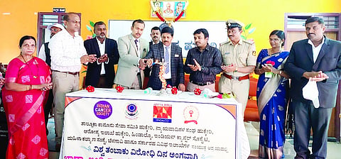 ಹುಕ್ಕೇರಿ ನ್ಯಾಯಾಲಯ ಆವರಣದಲ್ಲಿ ಹಮ್ಮಿಕೊಂಡಿದ್ದ ವಿಶ್ವ ತಂಬಾಕುರಹಿತ ದಿನಾಚರಣೆಯನ್ನು ರಾಜಣ್ಣ ಸಂಕಣ್ಣವರ ಉದ್ಘಾಟಿಸಿದರು. ಆದಿತ್ಯ ಕಲಾಲ, ಡಾ.ಉದಯ ಕುಡಚಿ, ಕೆ.ಬಿ.ಕುರಬೇಟ ಇತರರಿದ್ದರು.