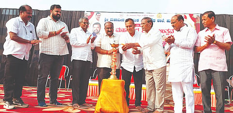 ಹುಕ್ಕೇರಿಯ ಮಹಾವೀರ ಶಿಕ್ಷಣ ಸಂಸ್ಥೆ ವಾರ್ಷಿಕ ಶಾಲಾ ಉತ್ಸವ ಕಾರ್ಯಕ್ರಮವನ್ನು ಪೃಥ್ವಿ ಕತ್ತಿ ಉದ್ಘಾಟಿಸಿದರು. ಮಹಾವೀರ ನಿಲಜಗಿ, ಅಜಿತ್ ಮುನ್ನೋಳಿ, ಸತ್ಯಪ್ಪ ನಾಯಿಕ, ಪ್ರಜ್ವಲ ನಿಲಜಗಿ ಇತರರಿದ್ದರು.