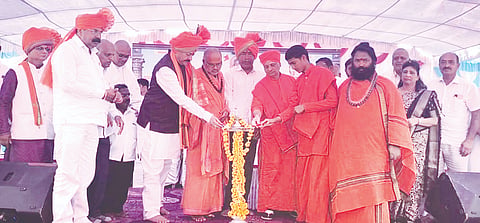 ನಂದಗಡ ಗ್ರಾಮದ ವಿರಕ್ತಮಠದಲ್ಲಿ ಹಮ್ಮಿಕೊಂಡಿದ್ದ ಧರ್ಮ ಜಾಗೃತಿ ರಥಯಾತ್ರೆ ಸಮಾರೋಪ ಸಮಾರಂಭವನ್ನು ಪೂಜ್ಯರು ಹಾಗೂ ಗಣ್ಯರು ಉದ್ಘಾಟಿಸಿದರು. ಮಲ್ಲಿಕಾರ್ಜುನ ಸ್ವಾಮೀಜಿ, ಚನ್ನವೀರದೇವರು, ಶಾಸಕರಾದ ವಿಠ್ಠಲ ಹಲಗೇಕರ, ಬಸನಗೌಡ ಪಾಟೀಲ ಯತ್ನಾಳ ಇತರರಿದ್ದರು.