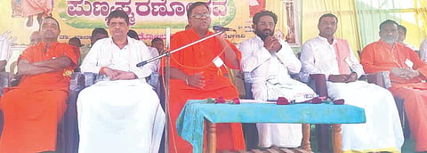 ಇಟಗಿ ಸಮೀಪದ ತೋಲಗಿ ಗ್ರಾಮದ ಸೋಮಲಿಂಗೇಶ್ವರ ಆಶ್ರಮ ಚಿಕ್ಕಮಠದಲ್ಲಿ ಸೋಮಯ್ಯ ಸ್ವಾಮೀಜಿ 33ನೇ ಪುಣ್ಯಾರಾಧನೆ ಸಮಾರೋಪ ಸಮಾರಂಭ ಈಚೆಗೆ ಜರುಗಿತು. ಸಿದ್ಧೇಶ್ವರ ಸ್ವಾಮೀಜಿ, ಹೃಷಿಕೇಶಾನಂದ ಸ್ವಾಮೀಜಿ, ಗುರುಪುತ್ರ ಮಹಾರಾಜರು, ಶಿವಾನಂದ ಸ್ವಾಮೀಜಿ ಇತರರಿದ್ದರು.