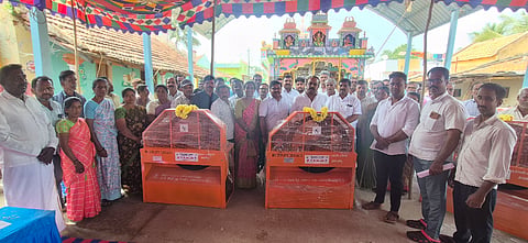 ತೊರೆಬೊಮ್ಮನಹಳ್ಳಿಯಲ್ಲಿ ಶಾಸಕ ಕದಲೂರು ಉದಯ್ ಮೇವು ಕತ್ತರಿಸುವ ಯಂತ್ರಗಳನ್ನು ವಿತರಿಸಿದರು.