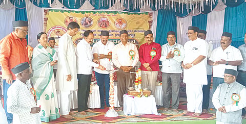 ತೆನಿಕೊಳ್ಳದಲ್ಲಿ ಬಣಜಿಗ ಸಮಾಜದ ೇಮಾಭಿವದ್ಧಿ ಸಂದ ಯರಝರ್ವಿ ಗ್ರಾಮ ಟಕವನ್ನು ಶಾಸಕ ಮಹಾಂತೇಶ ಕೌಜಲಗಿ ಉದ್ಘಾಟಿಸಿದರು. ಮಲ್ಲಿಕಾರ್ಜುನ ರೂಡಗಿ, ಡಾ.ಸಂಗಮನಾಥ ಲೋಕಾಪುರ ಇತರರಿದ್ದರು.