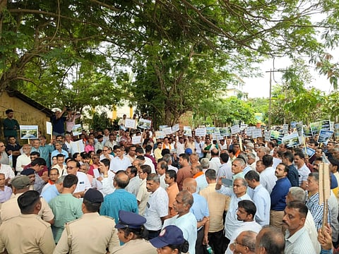 ಕಾರವಾರದಲ್ಲಿ ಪ್ರತಿಭಟನೆ ನಡೆಯಿತು. 