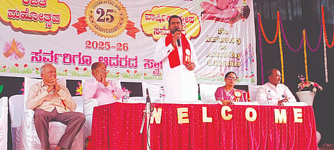 ಕಾಗವಾಡ ಪಟ್ಟಣದ ಆಚಾರ್ಯ ಶ್ರೀ 108 ವಿದ್ಯಾಸಾಗರ ಟ್ರಸ್ಟ್‌ನ ರಜತ ಮಹೋತ್ಸವದ 2ನೇ ದಿನ ಕಾರ್ಯಕ್ರಮದಲ್ಲಿ ಬಸವರಾಜೇಂದ್ರ ಶರಣರು ಮಾತನಾಡಿದರು. ನಾಗರತ್ನಾ ಹೆಗಡೆ, ಡಾ.ಎಂ.ಡಿ.ಅಲಾಸೆ, ವಿಜಯಕುಮಾರ ಅಕಿವಾಟೆ, ಜ್ಯೋತಿಕುಮಾರ ಪಾಟೀಲ ಇತರರಿದ್ದರು.