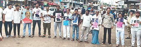 ಶಾಸಕ ಅಶೋಕ ಪಟ್ಟಣಗೆ ಸಚಿವ ಸ್ಥಾನ ಕೈತಪ್ಪಿದ ಹಿನ್ನೆಲೆಯಲ್ಲಿ ರಾಮದುರ್ಗದಲ್ಲಿ ಕಾಂಗ್ರೆಸ್ ಮುಖಂಡರು ಹಾಗೂ ಅಭಿಮಾನಿಗಳು ಪ್ರತಿಭಟನೆ ನಡೆಸಿದರು. ಜಿ.ಬಿ.ರಂಗನಗೌಡ್ರ, ರಮೇಶ ಬಂಡಿವಡ್ಡರ, ಬಸವರಾಜ ಪ್ರಧಾನಿ ಇತರರಿದ್ದರು.