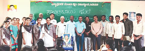 ರಾಮದುರ್ಗ ನಗರದ ವಿದ್ಯಾ ಪ್ರಸಾರಕ ಸಮಿತಿಯ ಶಿಣ ಮಹಾವಿದ್ಯಾಲಯದಲ್ಲಿ ಸಾವಿತ್ರಿಬಾಯಿ ುಲೆ ಜನ್ಮ ದಿನಾಚರಣೆ ಪ್ರಯುಕ್ತ ಅವರ ಭಾವಚಿತ್ರಕ್ಕೆ ಗಣ್ಯರು ಪೂಜೆ ಸಲ್ಲಿಸಿದರು. ಡಾ.ಆರ್​.ಎಲ್​. ಕುಳ್ಳೂರ, ಜಿಮಖಾನ ಪ್ರೊ.ಜಿ.ಬಿ. ಬಟಕುರ್ಕಿ, ಡಾ.ವಿ.ಬಿ. ವಗ್ಗರ, ಪ್ರೊ.ಜಿ.ಪಿ. ಗಡದೆ, ಪ್ರೊ.ಎಸ್​.ಎಂ. ನಾಯಿಕ್​, ಡಾ.ನರೇಂದ್ರ ವಾಳ್ವೆಕರ, ಪ್ರೊ.ಎಂ.ಆರ್​. ಕುಂಬಾರ, ಪ್ರೊ.ಎಸ್​.ಆರ್​. ಗೋಲಣ್ಣವರ, ಪ್ರೊ.ಬಿ.ಆರ್​.ಪಮ್ಮಾರ ಇತರರಿದ್ದರು.