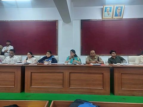  ಚಾಮರಾಜನಗರದ ಜಿಲ್ಲಾಡಳಿತ ಭವನದಲ್ಲಿರುವ ಹಳೇ ಕೆಡಿಪಿ ಸಭಾಂಗಣದಲ್ಲಿ ಡಿಸಿ ಶ್ರೀರೂಪಾ ಅಧ್ಯಕ್ಷತೆಯಲ್ಲಿ ಎಸ್ಸಿ/ಎಸ್ಟಿ ಹಿತರಕ್ಷಣಾ ಸಮಿತಿ ಸಭೆ ಬುಧವಾರ ನಡೆಯಿತು. ಎಸ್ಪಿ ಎಂ.ಮುತ್ತುರಾಜು, ಜಿಪಂ ಸಿಇಒ ಮೋನಾರೋತ್, ಸಮಾಜ ಕಲ್ಯಾಣ ಇಲಾಖೆ ಉಪ ನಿರ್ದೇಶಕ ಮುನಿರಾಜು ಮತ್ತು ಇತರರು ಹಾಜರಿದ್ದರು.