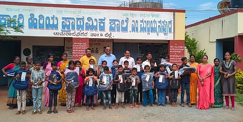 ಚಾಮರಾಜನಗರದ ಮಲ್ಲಯ್ಯನಪುರದ ಸರ್ಕಾರಿ ಹಿರಿಯ ಪ್ರಾಥಮಿಕ ಶಾಲೆಯಲ್ಲಿ  ದಾಖಲಾತಿ ಆಂದೋಲನ ಮತ್ತು ಶಾಲಾ ಪ್ರಾರಂಭೋತ್ಸವ ಕಾರ್ಯಕ್ರಮದ ಪ್ರಯುಕ್ತ ವಿದ್ಯಾರ್ಥಿಗಳಿಗ ಬ್ಯಾಗ್, ಪುಸ್ತಕ ವಿತರಣೆ ಮಾಡಲಾಯಿತು. ಸೋಮಣ್ಣೇಗೌಡ, ಕಲೆ ನಟರಾಜು,  ಶಶಿಕಲಾ, ಧರ್ಮರಾಜು ಇತರರು ಇದ್ದರು.