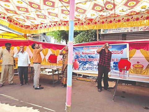 ರಾಯಬಾಗ ಪಟ್ಟಣದ ಪ್ರಮುಖ ಸ್ಥಳಗಳಲ್ಲಿ ಇಟ್ಟಿರುವ ಅರವಟ್ಟಿಗೆ ನೀರನ್ನು ಸಾರ್ವಜನಿಕರು ಕುಡಿಯುತ್ತಿರುವುದು.