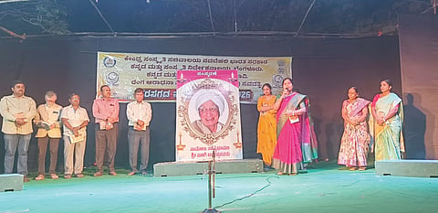 ಸವದತ್ತಿಯ ಕೋಟೆ ಆವರಣದಲ್ಲಿ ಹಮ್ಮಿಕೊಂಡಿದ್ದ ಪರಸಗಡ ನಾಟಕೋತ್ಸವದ ಸಮಾರೋಪ ಸಮಾರಂಭದಲ್ಲಿ ಸುಭಾಸ ಏಣಗಿ, ಡಾ.ಪ್ರೇಮಾ ಯಾಕೊಳ್ಳಿ, ಶ್ರೇಯಸ್ ಮಾಮನಿ ಇತರರಿದ್ದರು.