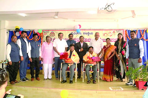 ಸವದತ್ತಿಯ ಎಸ್‌ಕೆ ಸಂಯುಕ್ತ ಪದವಿಪೂರ್ವ ಕಾಲೇಜಿನಲ್ಲಿ ಹಮ್ಮಿಕೊಂಡಿದ್ದ ವಾರ್ಷಿಕ ಸ್ನೇಹಸಮ್ಮೇಳನದಲ್ಲಿ ಈರಣ್ಣ ಚಂದರಗಿ, ಎಂ.ಎ.ತಹಸೀಲ್ದಾರ್ ಅವರನ್ನು ಸನ್ಮಾನಿಸಲಾಯಿತು. ಜಗದೀಶ ಶಿಂತ್ರಿ, ಬಿ.ಕೆ.ಕಠಾರೆ, ಅಂಜನಾ ವಿಭೂತಿ ಇತರರಿದ್ದರು.