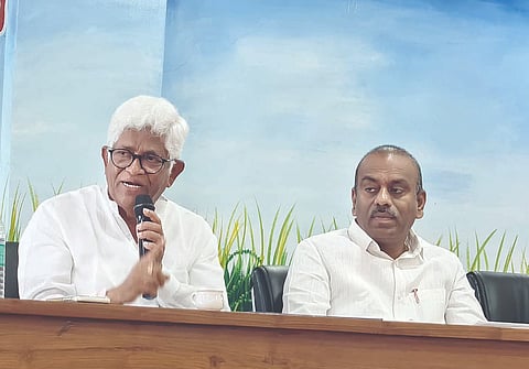 ಸಿಂಧನೂರಿನ ನಗರಸಭೆ ಸಭಾಂಗಣದಲ್ಲಿ ಜಿಲ್ಲಾ ಹೋರಾಟ ಸಮಿತಿ ರಚನೆ ಕುರಿತು ಶಾಸಕ ಹಂಪನಗೌಡ ಬಾದರ್ಲಿ ನೇತೃತ್ವದಲ್ಲಿ ಶುಕ್ರವಾರ ಸಂಜೆ ಸಭೆ ನಡೆಯಿತು. ಕೊಪ್ಪಳ ಸಂಸದ ರಾಜಶೇಖರ ಹಿಟ್ನಾಳ ಇದ್ದರು.