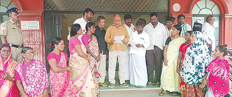 ಸಿಂಧನೂರಿನಲ್ಲಿ ತಹಸಿಲ್ ಕಚೇರಿಯ ಶಿರಸ್ತೇದಾರ ಅಂಬಾದಾಸ್‌ಗೆ ರಾಜ್ಯ ವಸತಿ ನಿಲಯಗಳ ಹೊರಗುತ್ತಿಗೆ ನೌಕರರ ಸಂಘ ಶುಕ್ರವಾರ ಮನವಿ ಸಲ್ಲಿಸಿತು. ಟಿಯುಸಿಐ ಜಿಲ್ಲಾ ಸಮಿತಿ ಸದಸ್ಯ ಎಚ್.ಆರ್. ಹೊಸಮನಿ, ಕ್ರೈಸ್ ವಸತಿ ಶಾಲೆಯ ದೇವೇಂದ್ರಪ್ಪ, ಸಂತೋಷ ಬಾಲಿ, ನಜೀರ್, ನಸ್ರಿನಾ ಬೇಗಂ, ರೇಣುಕಮ್ಮ, ಯಲ್ಲಮ್ಮ, ಚನ್ನಮ್ಮ, ಪದ್ದಮ್ಮ, ಶಾಂತಮ್ಮ ಇತರರಿದ್ದರು.